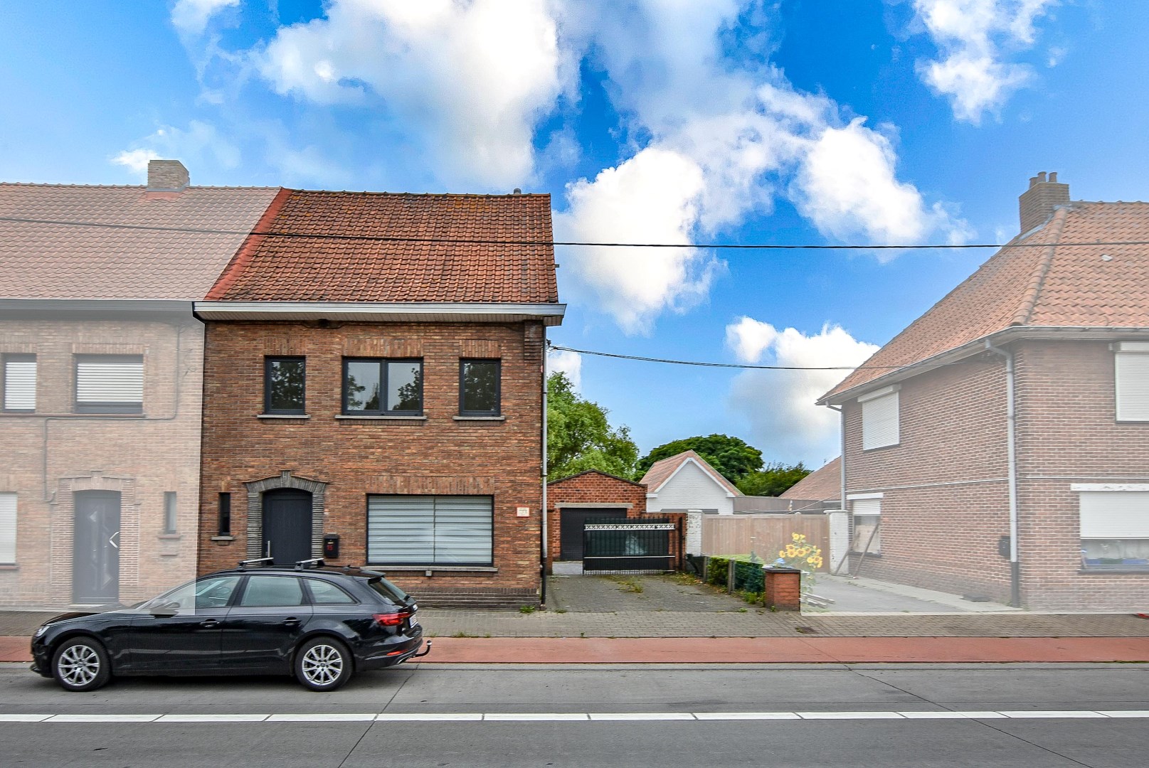 Halfopen bebouwing met mogelijkheid tot 7 slaapkamers, 2 badkamers en grote tuin in Aalter 
