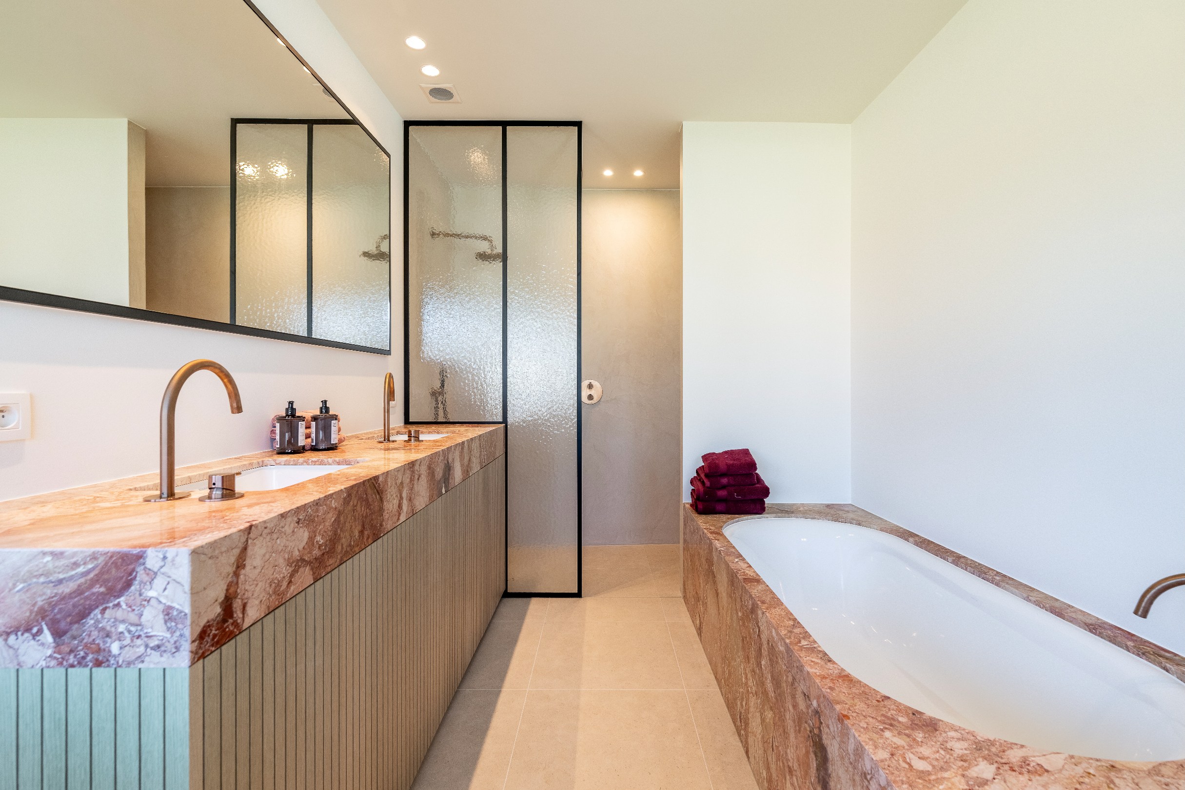 Indrukwekkende nieuwbouwvilla in hartje Zoute op enkele passen van de golf te Knokke. 