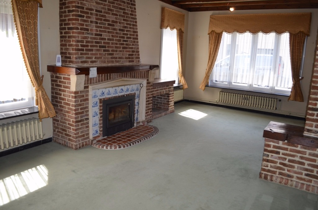 Ruime te renoveren woning met garage en tuin te centrum Eeklo 