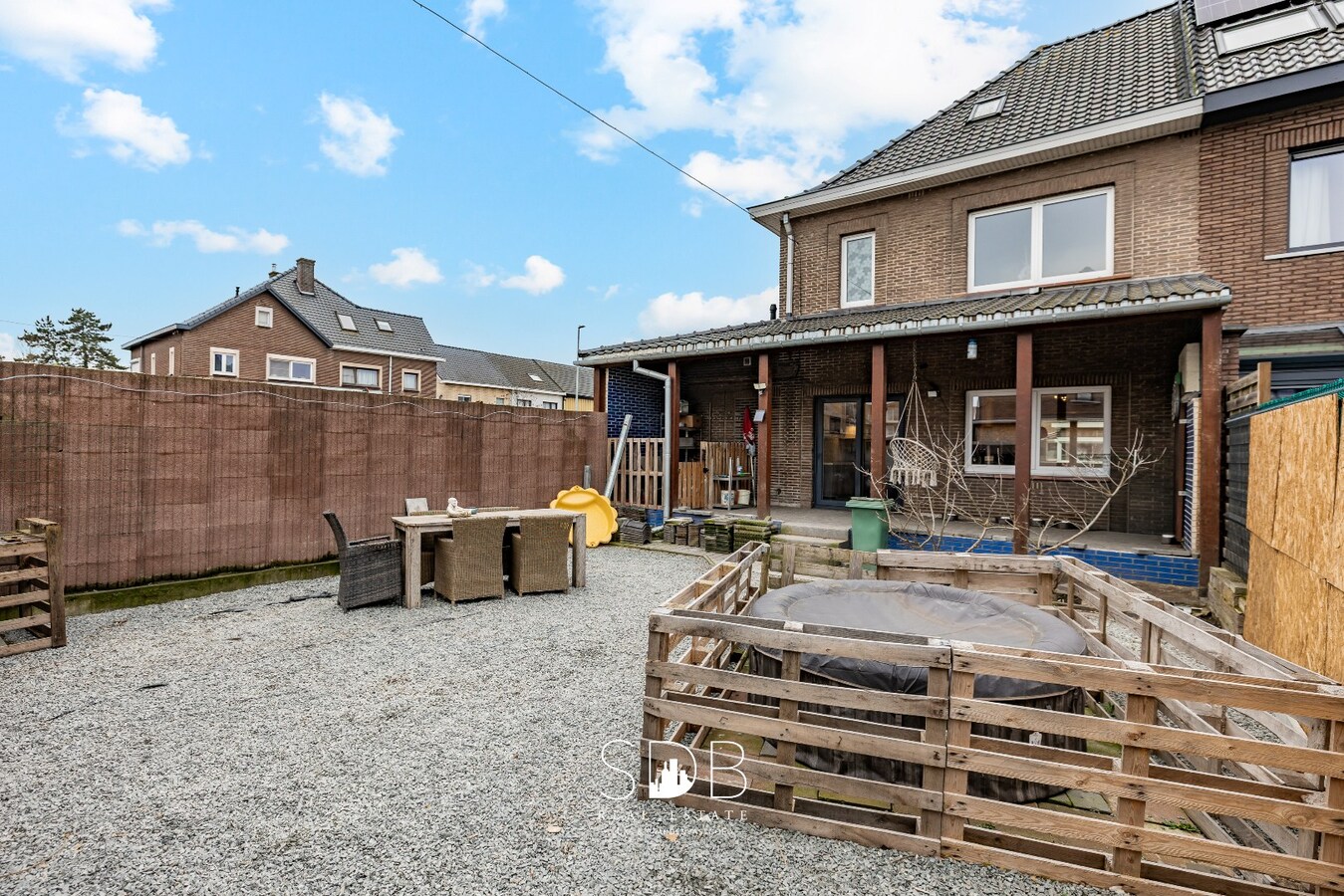 Instapklare half open bebouwing met gezinstuin 