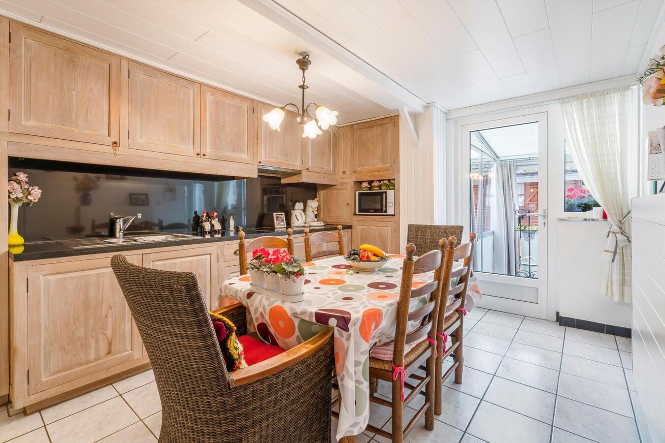 Uitstekend onderhouden halfopen woning met grote tuin 