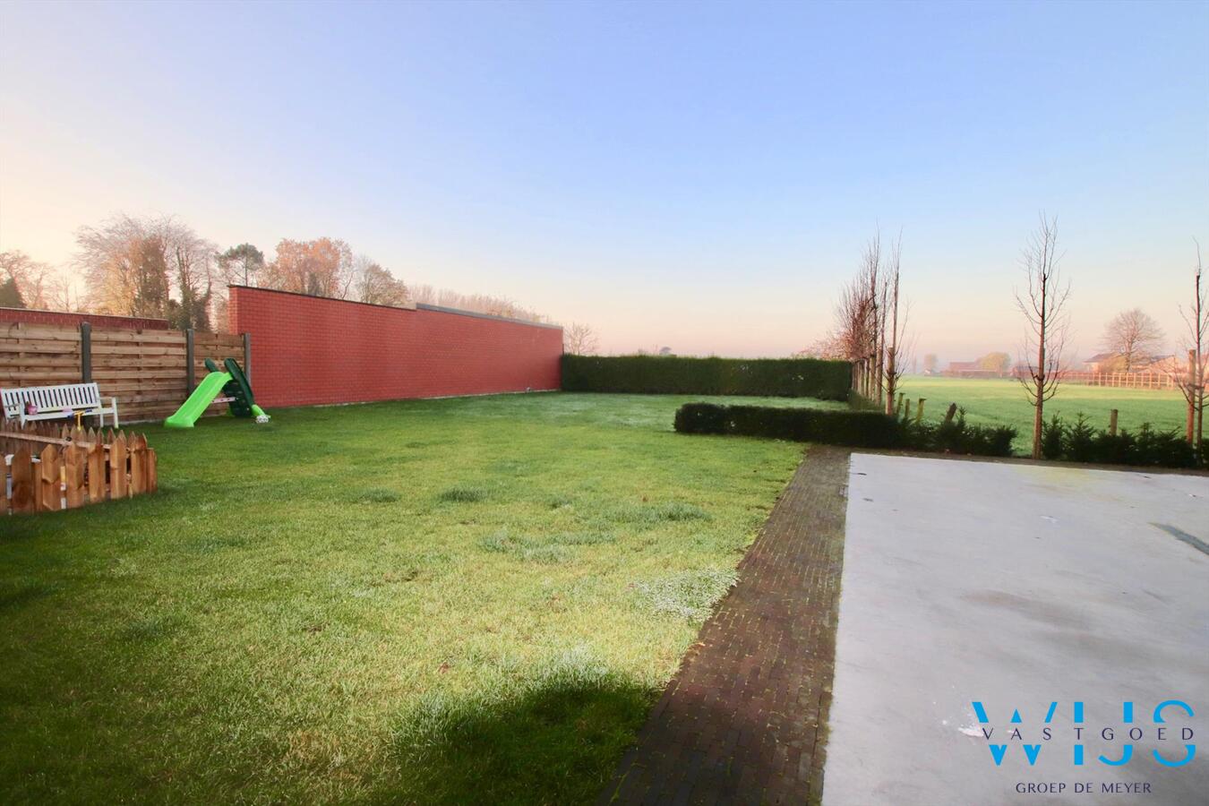 Recent tweeslaapkamer appartement met zonneterras &amp; garage te BASSEVELDE! 