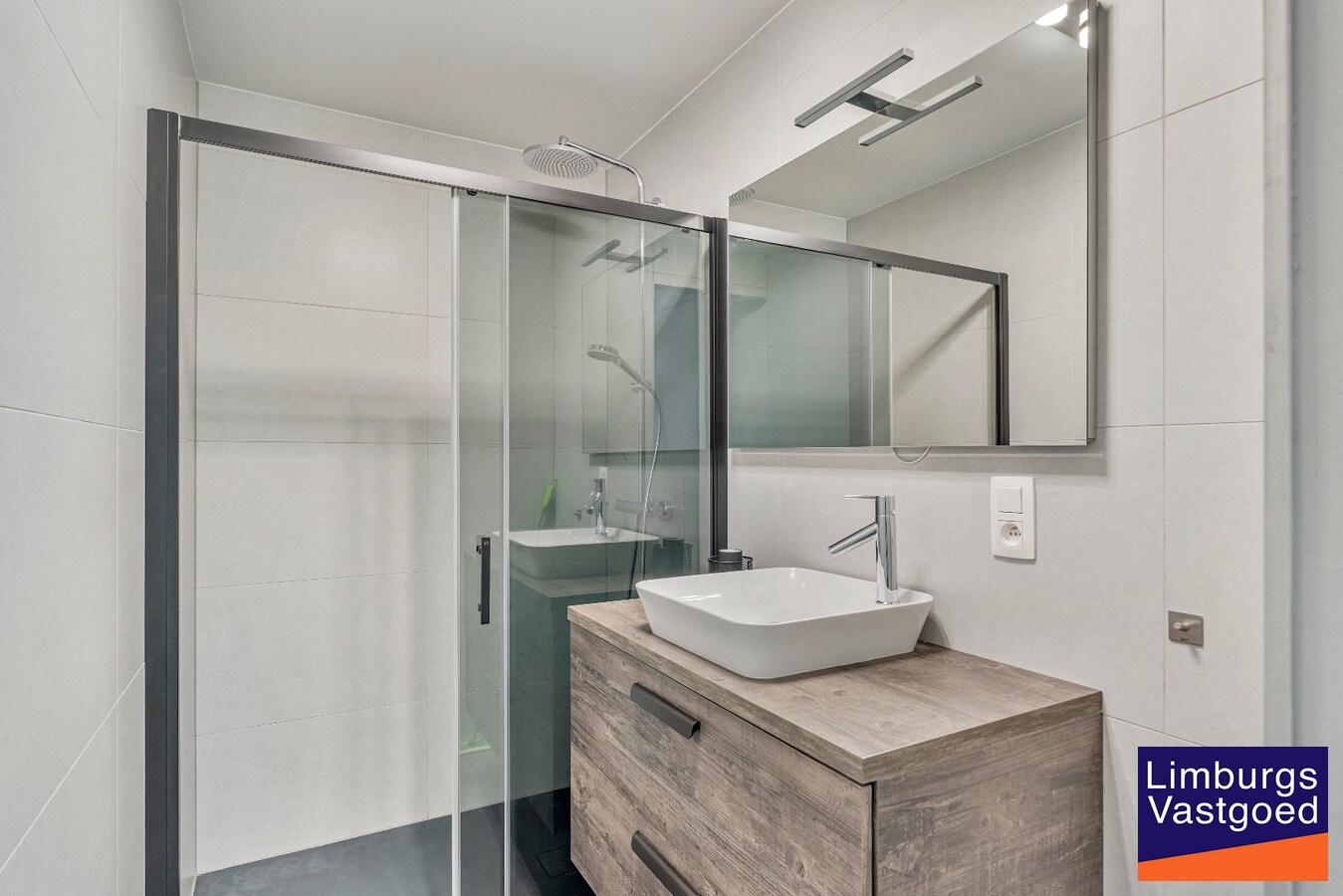 Exclusief gelijkvloers appartement met ruime terrassen, 2 slpk, extra brede autostaanplaats, centrum Genk 