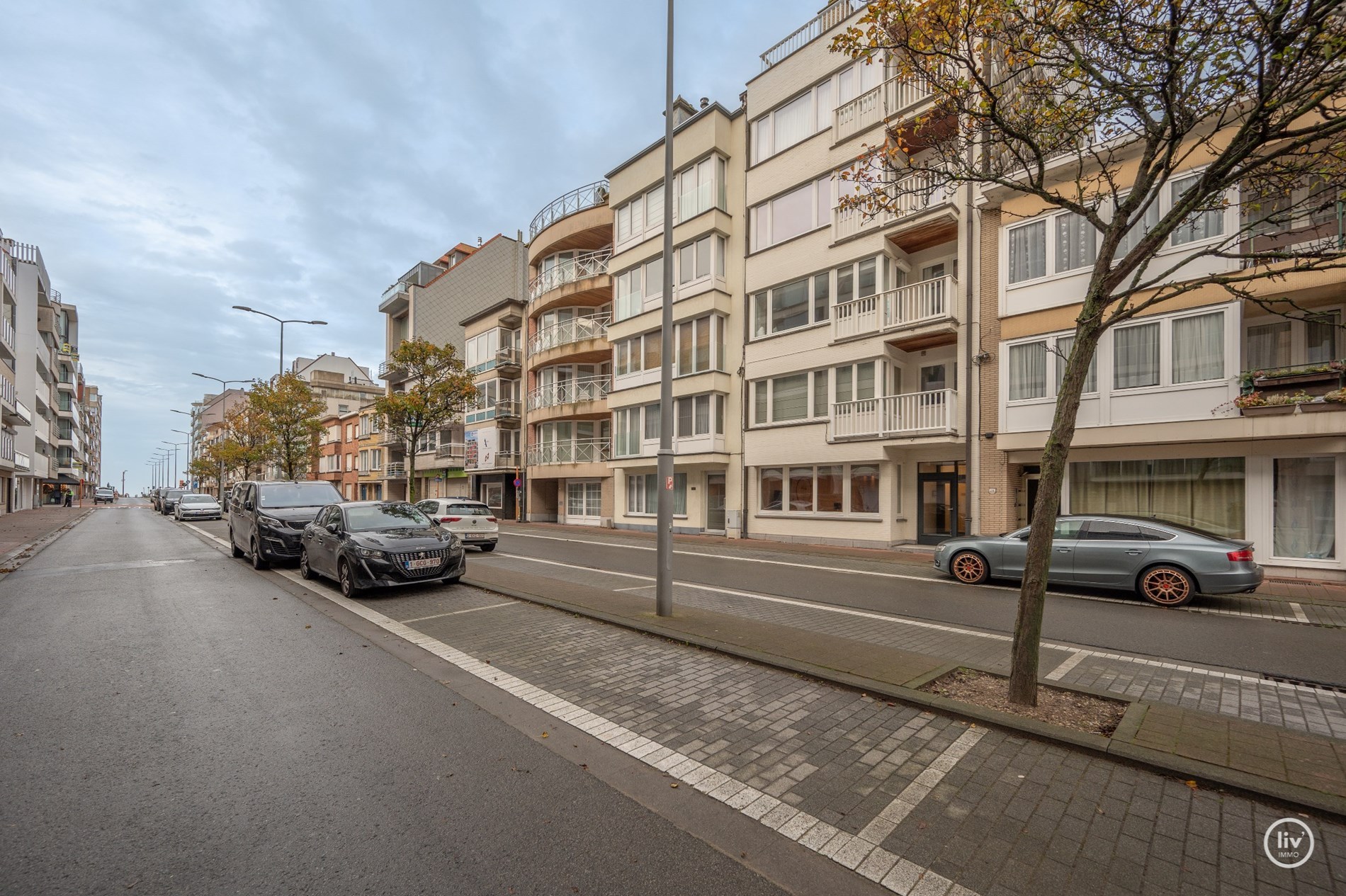 Charmant gelijkvloers appartement met 3 volwaardige slaapkamers gelegen op enkele minuten van het strand en de winkelstraten. 