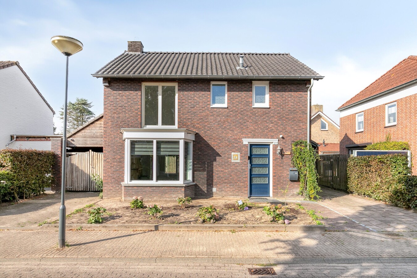 Volledig gerenoveerde woning met garage en carport gelegen aan de Beukenlaan 13 te Reusel. 