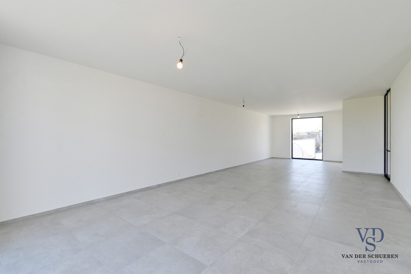 Half Open Bebouwing met buitenberging en carport 