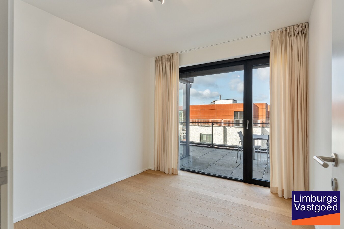 Exclusief penthouse met ruim terras, 2 slpk, dubbele autostaanplaats, centrum Genk 