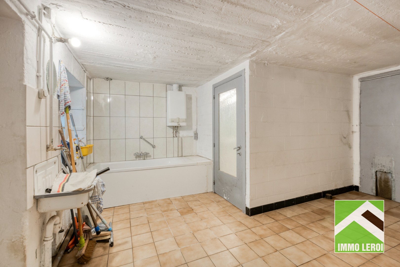 Ruimte met ligbad en doorgang badkamer
