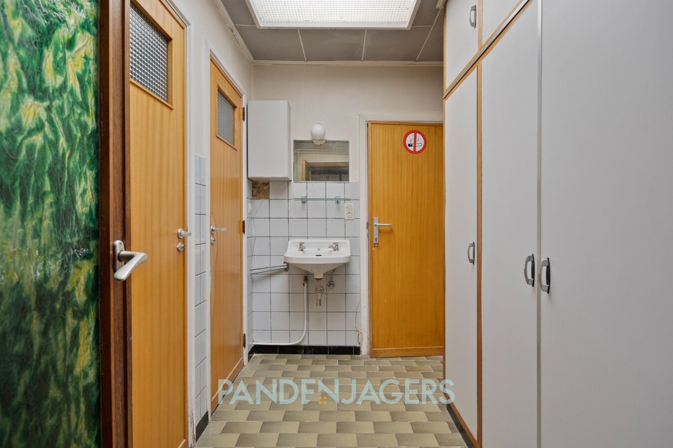 Te renoveren rijwoning met zijingang, diepe tuin en werkplaats te Duffel-West 