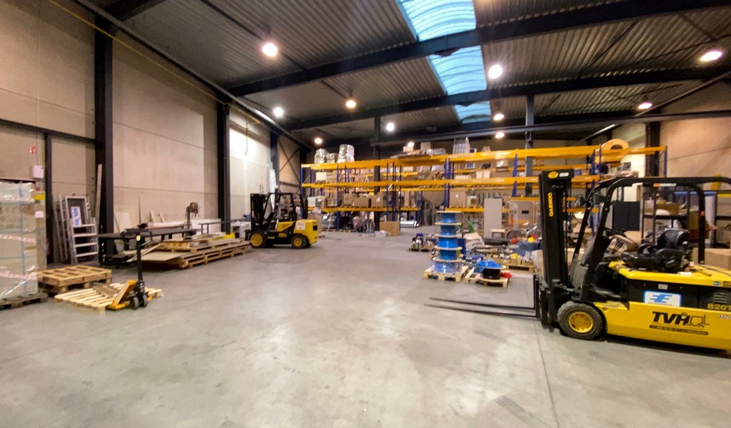 Bedrijfspand te huur vlakbij E17 in Waregem