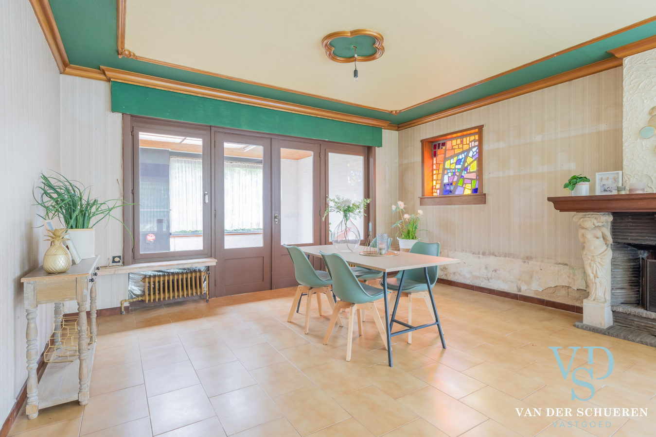 Bungalow met bijgebouw. 