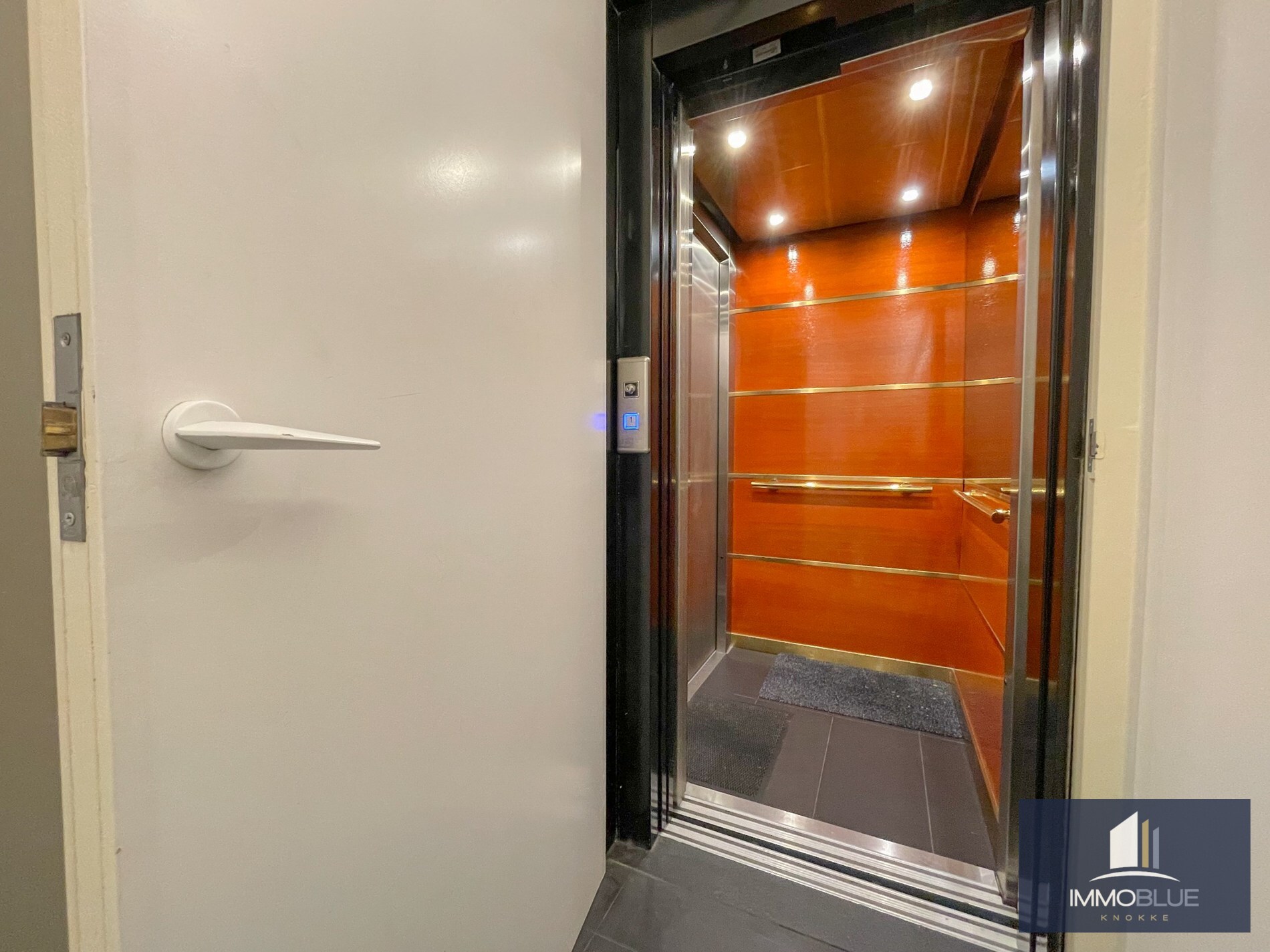 Uitzonderlijk, luxueus afgewerkt hoekappartement met frontaal zeezicht. 