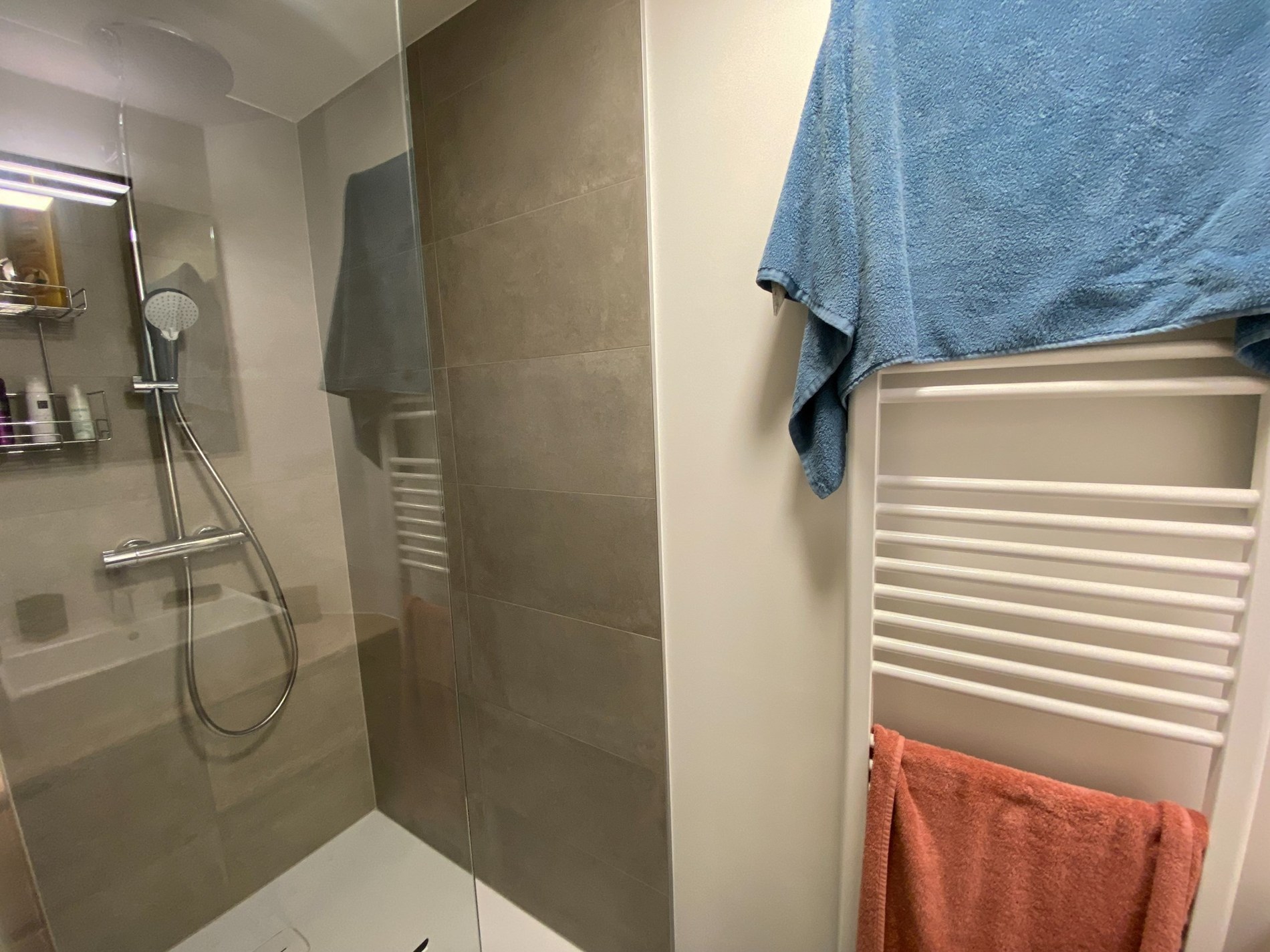 MEUBLÉ - Appartement en duplex AVEC DEUX CHAMBRES situé à DUINENWATER à Knokke-Heist. 