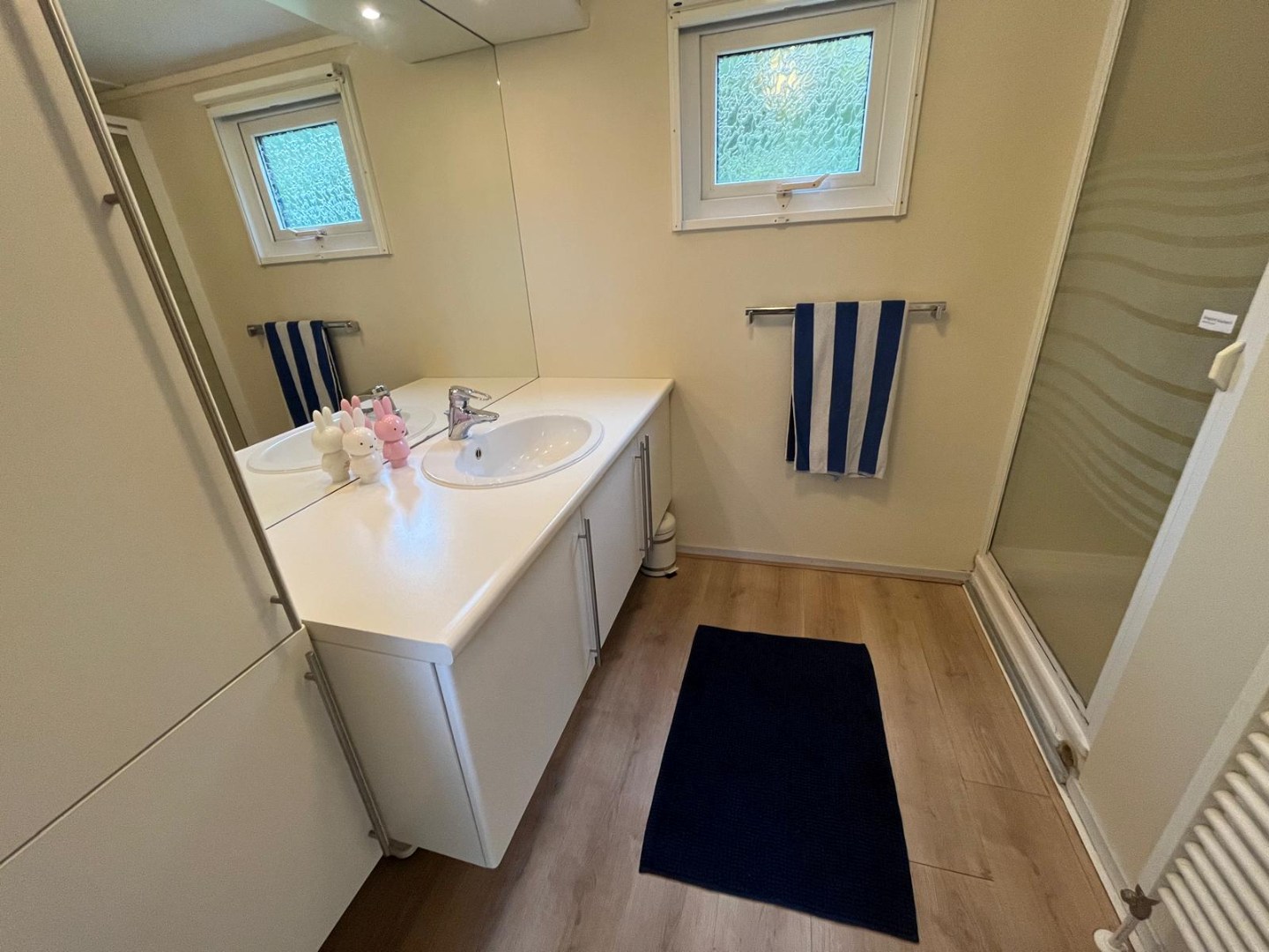 Leuke chalet (1999) met apart gastenverblijf, berging en royale tuin, op loopafstand van het Veerse Meer te koop! 