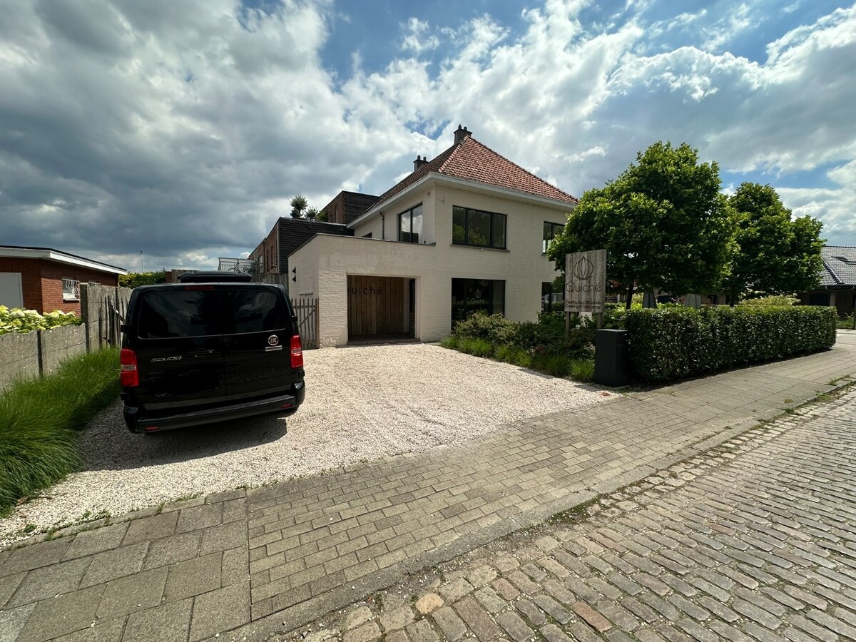 Volledig gerenoveerd en instapklaar horecapand op toplocatie in Oelegem 