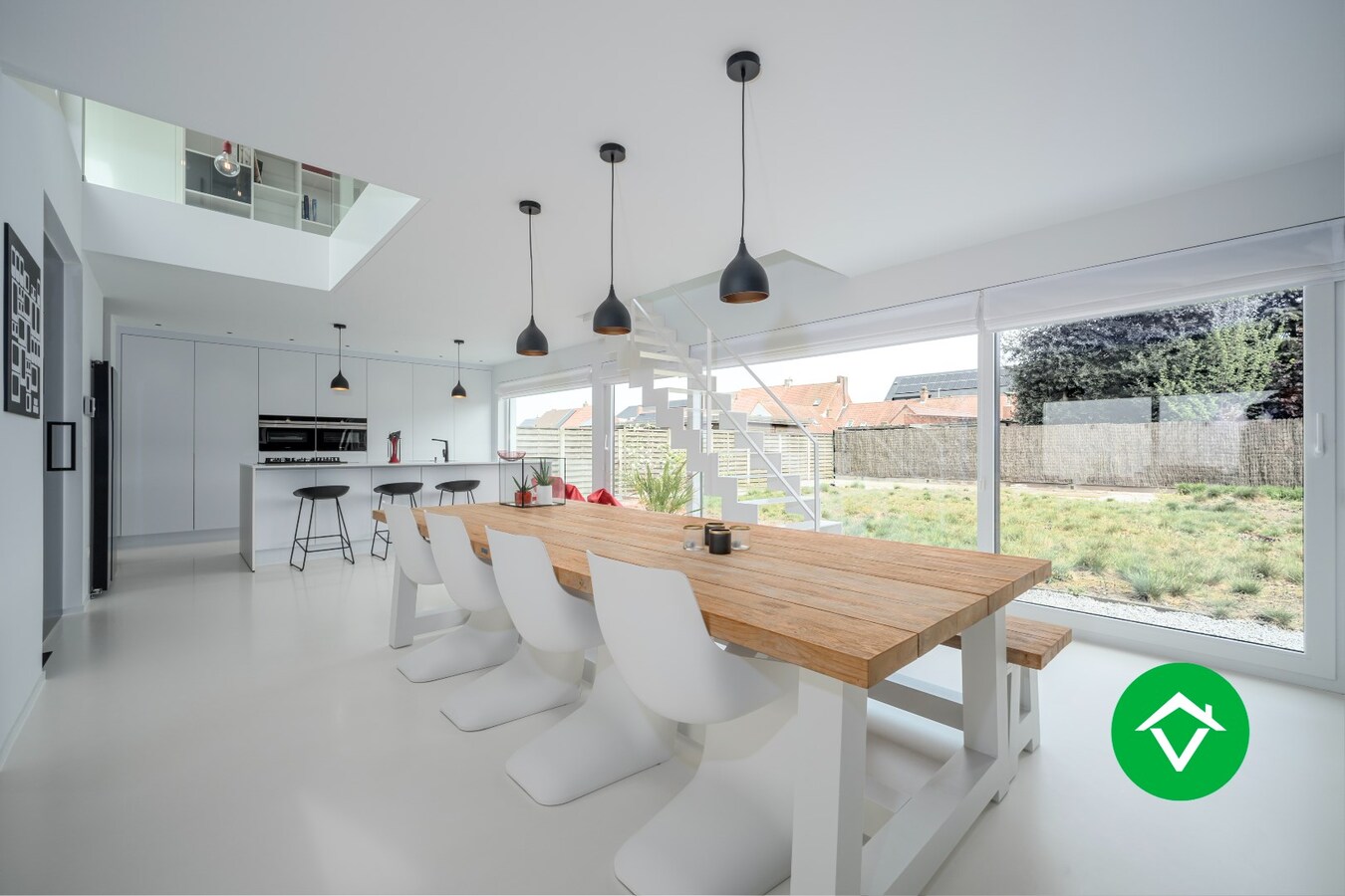 Zeer stijlvolle en instapklare villa te koop in het centrum van Koekelare. 