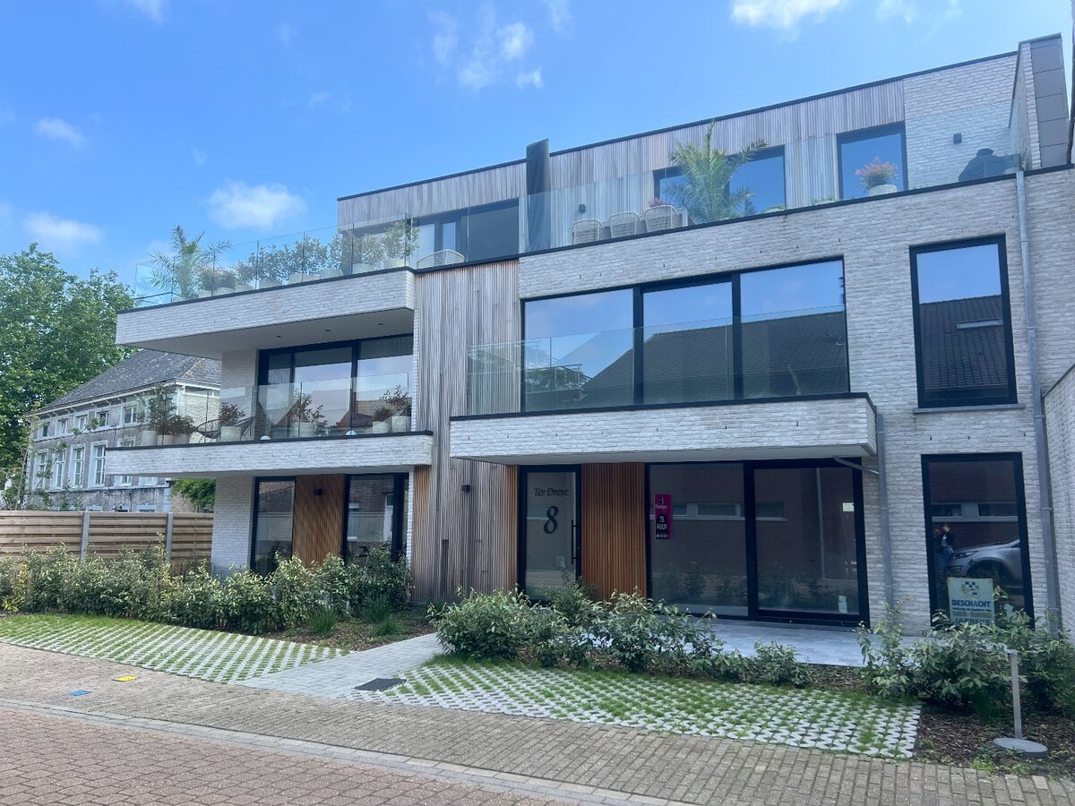 Prachtig nieuwbouwappartement van 108,43 m² met autostaanplaats op uitstekende ligging in hartje Jabbeke 