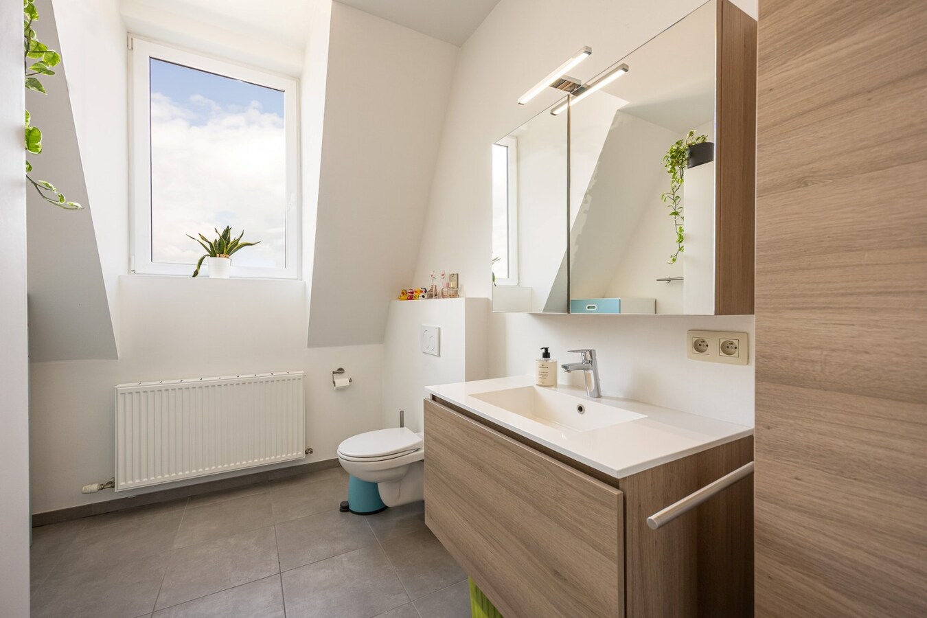 Prachtig, energiezuinig dak appartement met 3 slaapkamers, terras en carport 