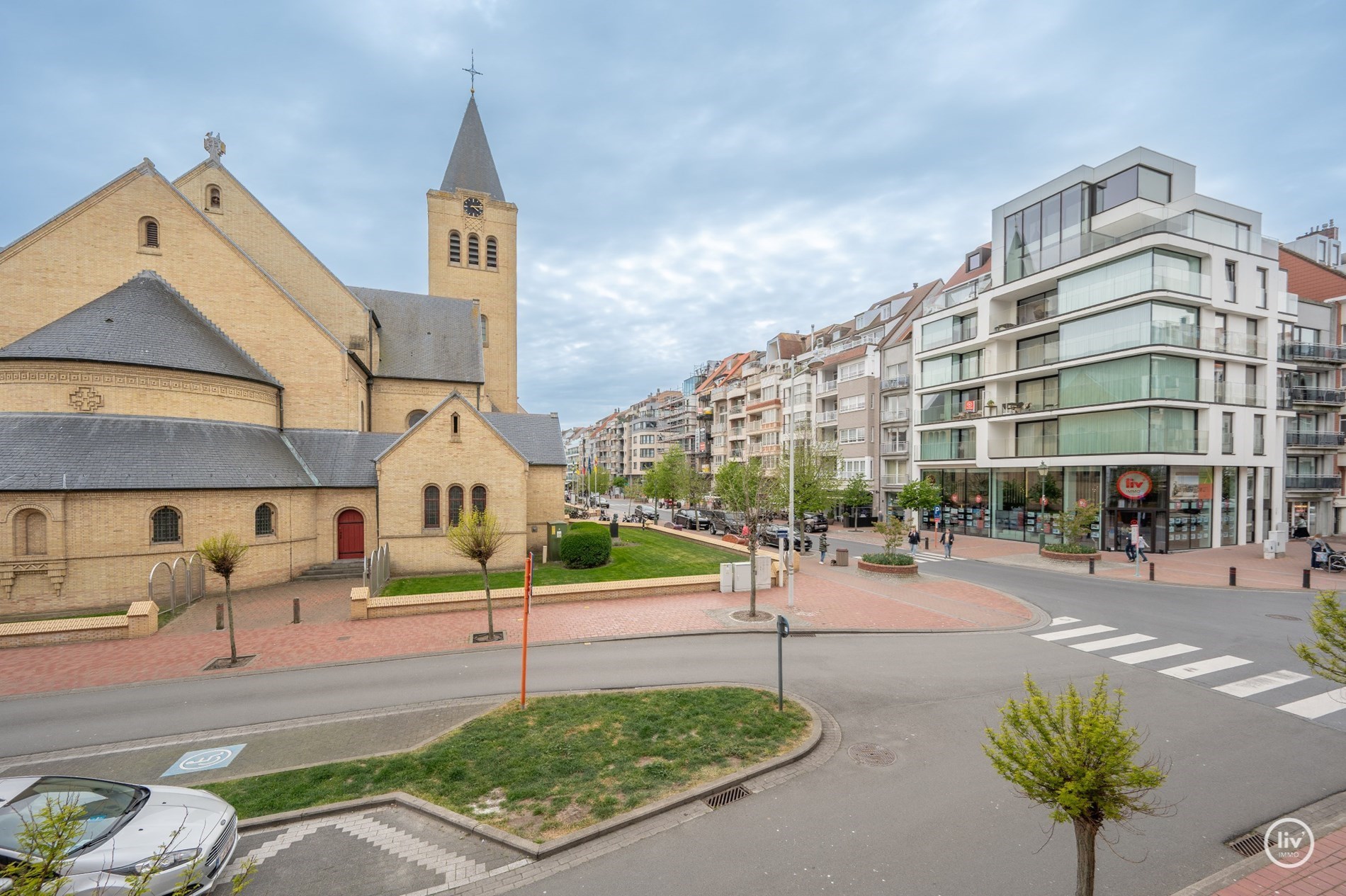 Appartement magnifiquement rénové de 150 m² avec vue dégagée sur l'église du Sacré-Cœur - Avenue Dumortier, Knokke. 