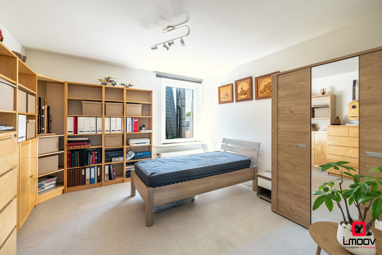 Ruim appartement met 2 slaapkamers, dubbele garage en twee terrassen te Aalst 