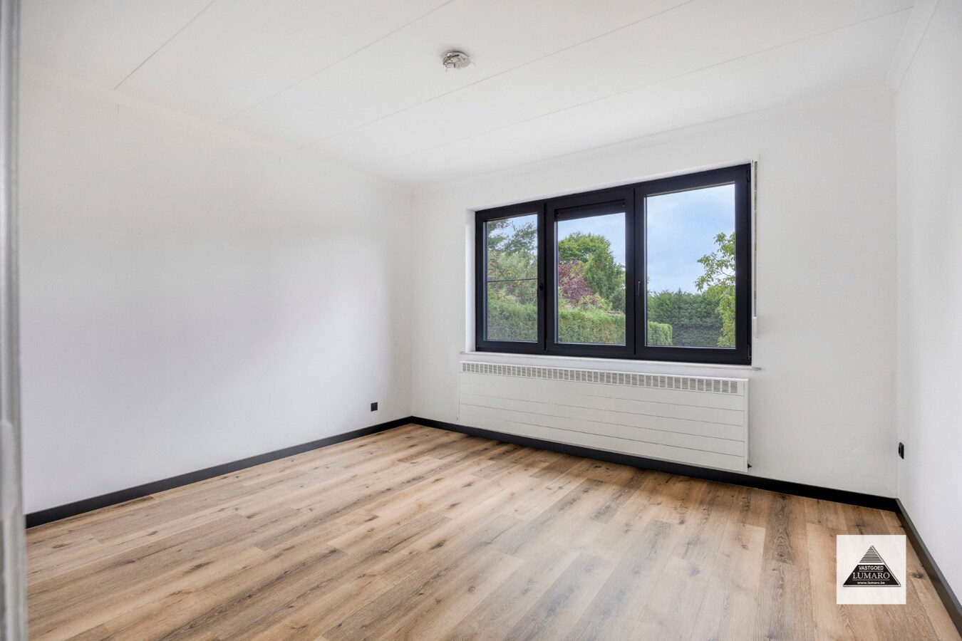 Instapklare woning voor gelijkvloers wonen. 3 slaapkamers, kelder met garage. 