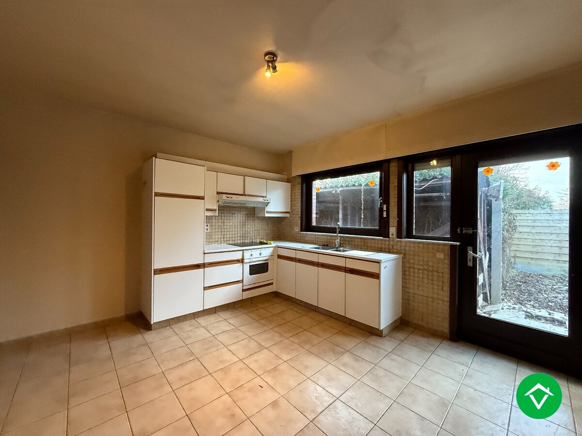 Rustig gelegen halfopen bebouwing met 3 slaapkamers, tuin en garage met uitweg! 