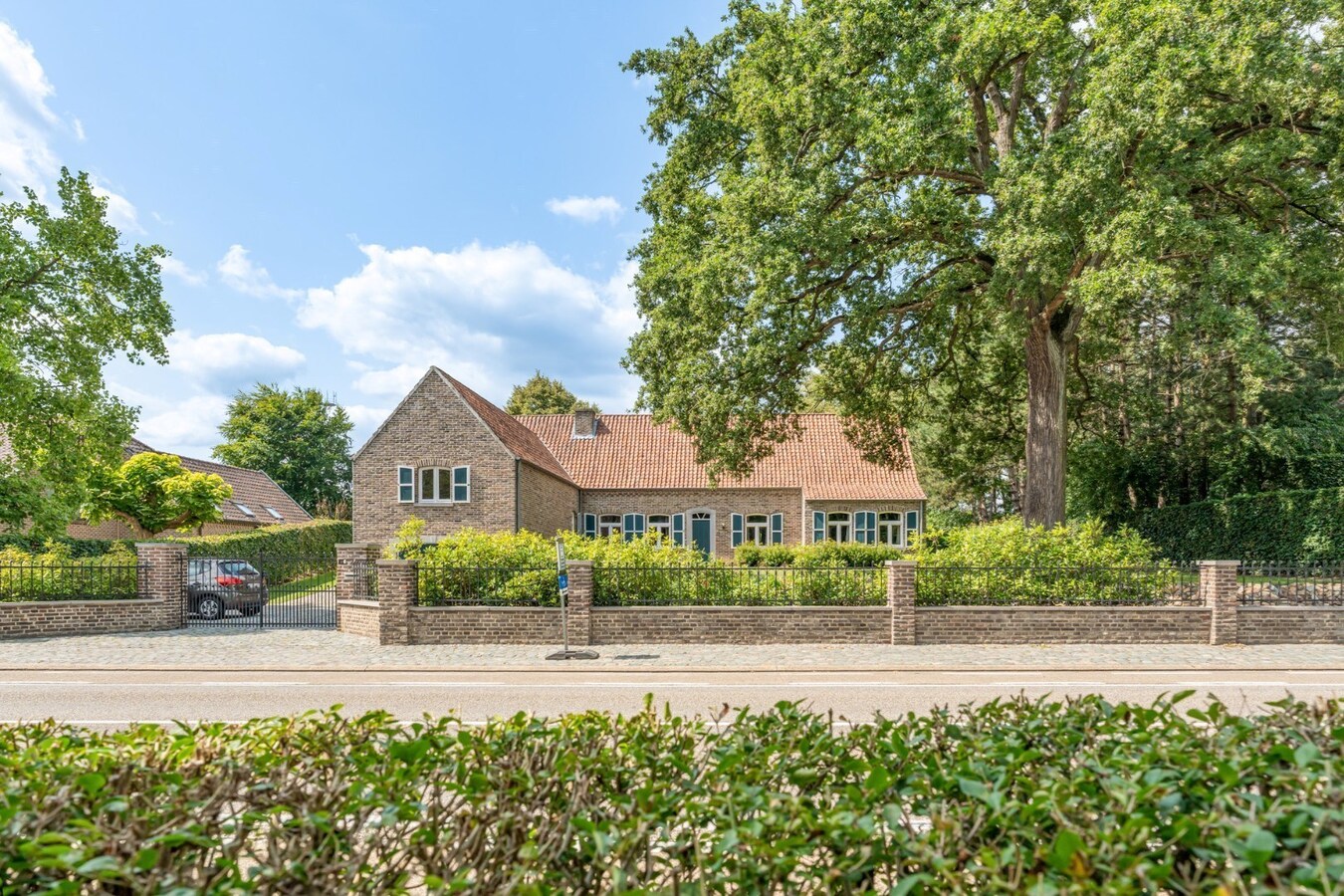 Ruim, karaktervol landhuis met parkachtige tuin op perceel van 16a29ca. 