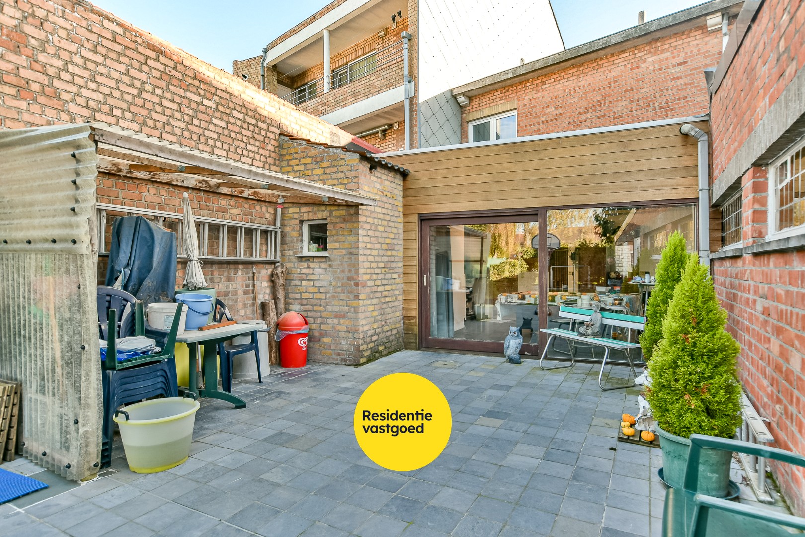 Halfopen woning met drie slaapkamers, tuin en garage 