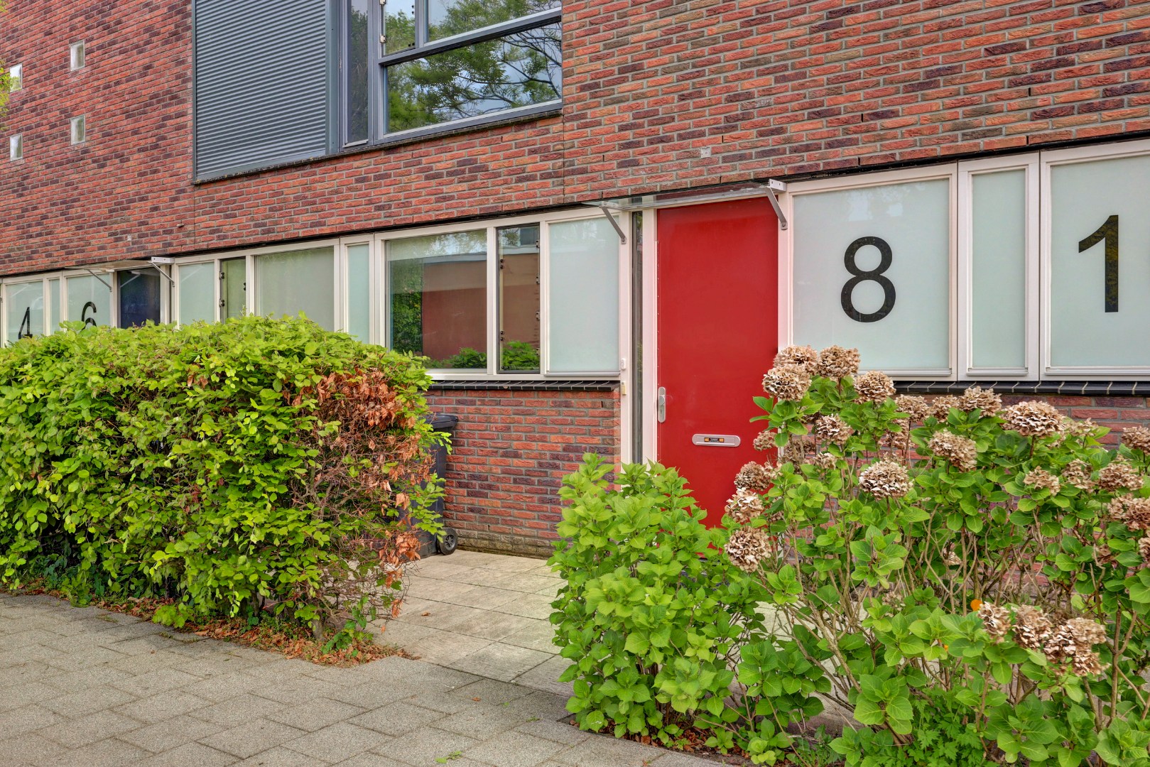 Goed onderhouden 4-kamer eengezinswoning met 3 goede slaapkamers (optie tot creëren 4e slaapkamer), ruime badkamer, onderhoudsvriendelijke tuin en gelegen op eigen grond! 