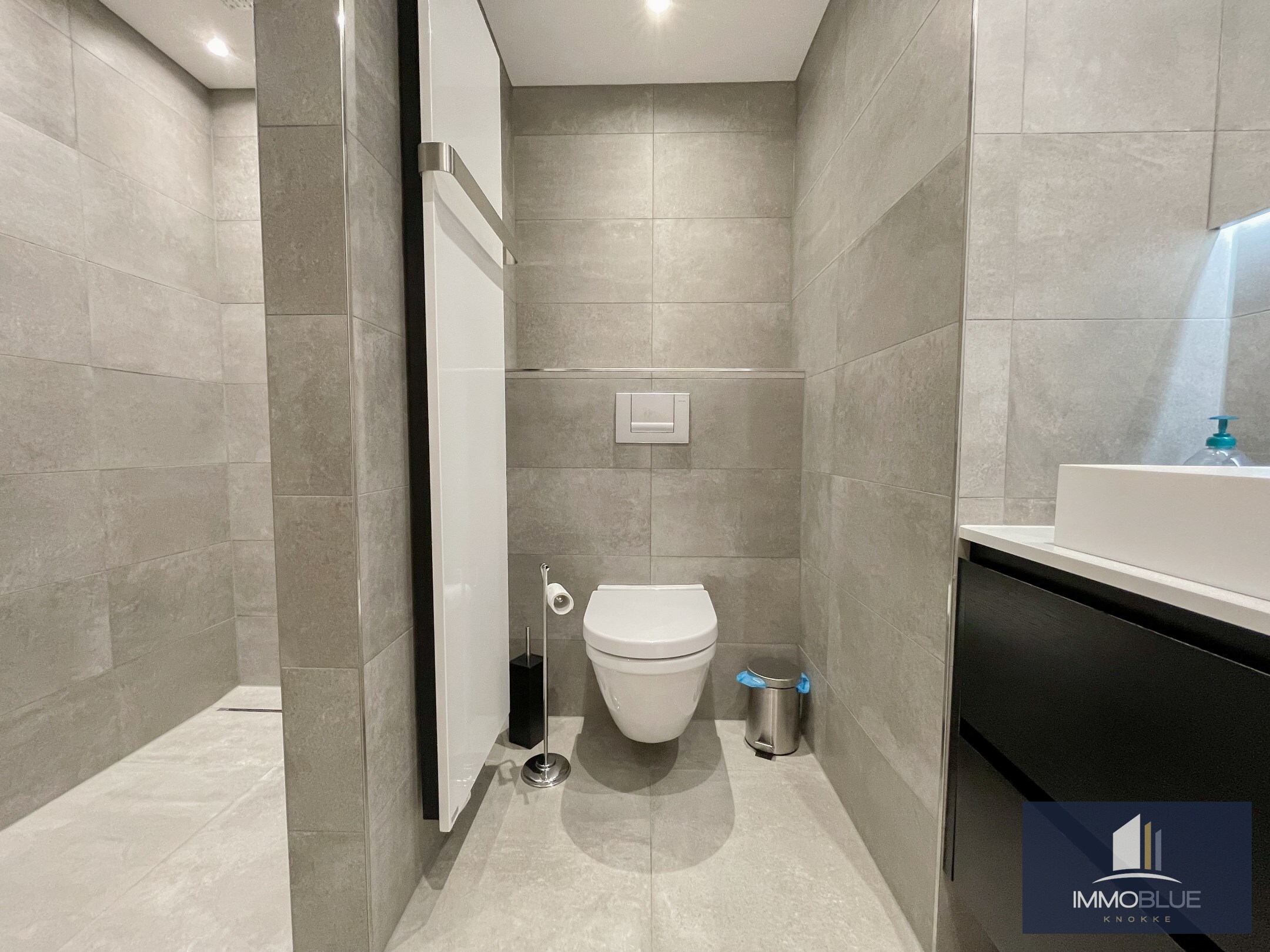 Appartement totalement rénové et luxueusement fini, avec trois chambres et une vue latérale sur la mer, situé au Zoute. 