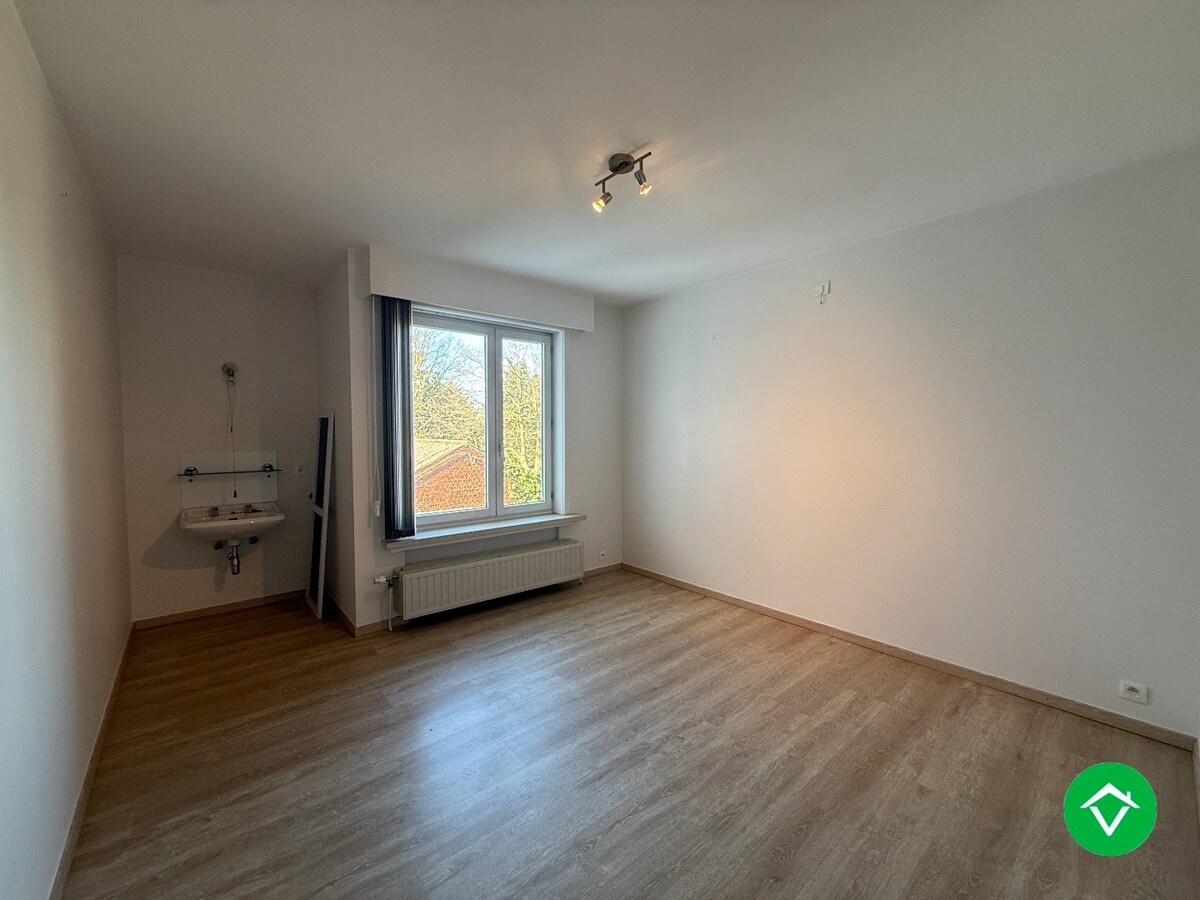 Instapklaar appartement met twee slaapkamers en garage te Roeselare 