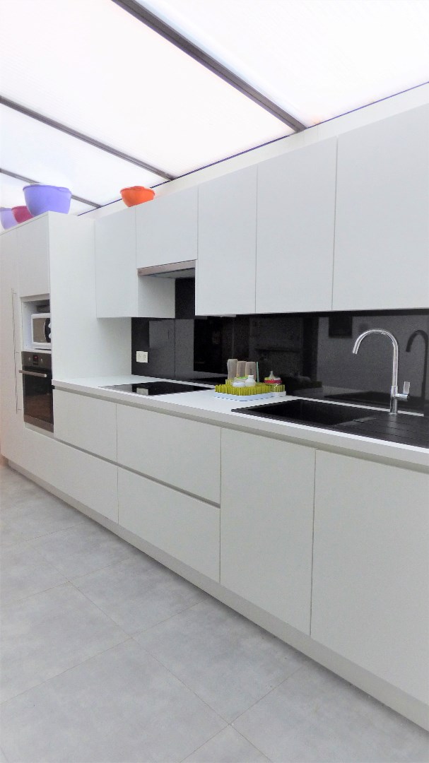 Up-to-date en bijzonder ruime gezinswoning met garage te Zwevegem 