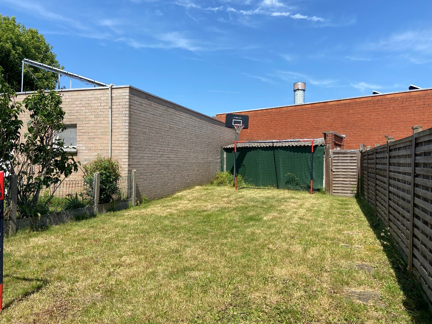 Rustig gelegen gezinswoning met tuin en garage uitweg achteraan! 