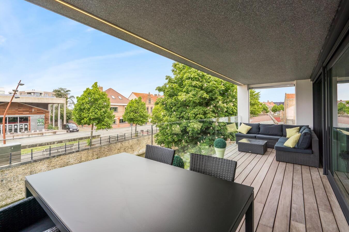 Ruim uniek  gelegen bemeubeld appartement met 2 slaapkamers en garage te Diksmuide 