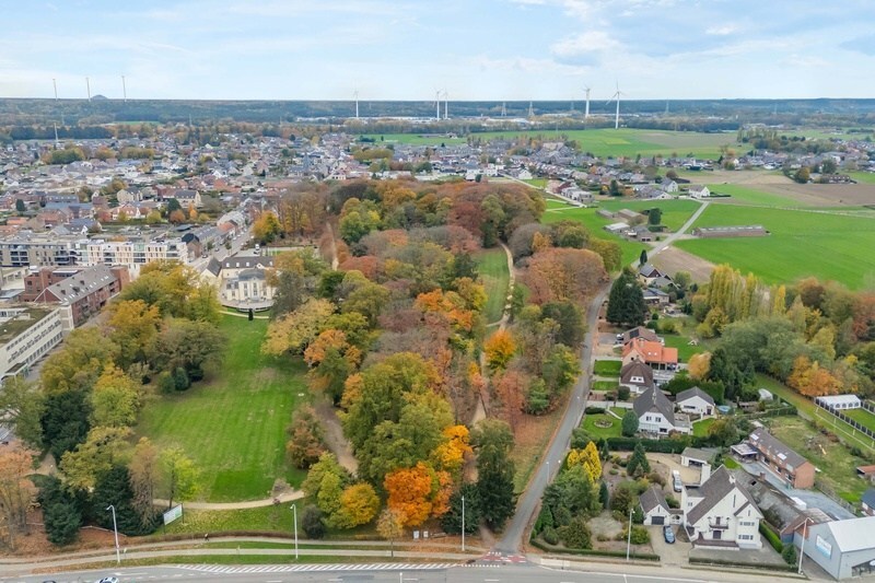 Rijksweg: Commercieel goed gelegen handelspand (ca 1.100 m²) met private parking (60 pl.) en gem. parking (72 pl). 