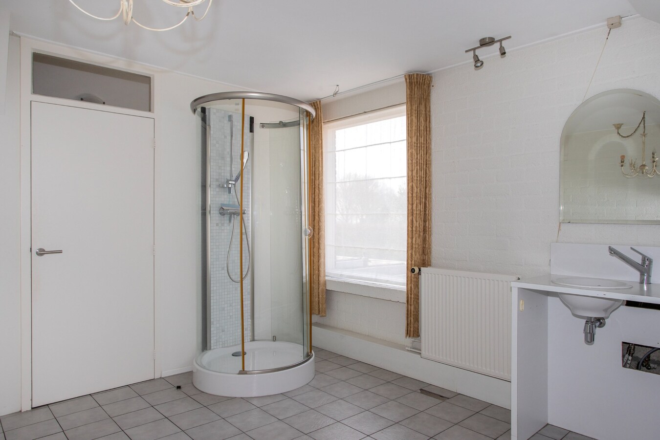 Vrijstaande woning, type landhuis met garage, carport, zwembad en 731 m2 grond. 