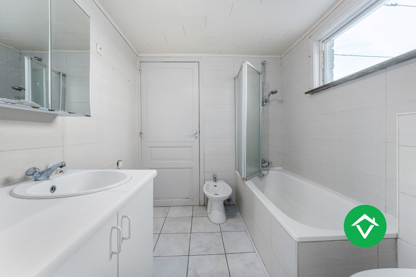 Ruim herenhuis met 4 slaapkamers en aparte garagebox in centrum Gistel 