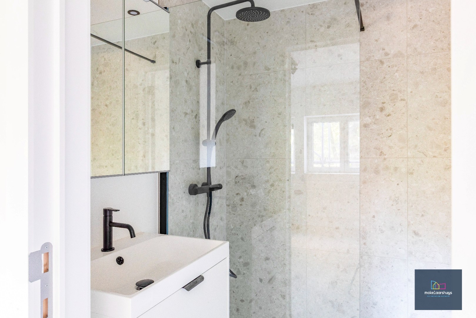 Prachtig  duplex appartement met 4 slpk, 3 badk, grote tuin en parkeergelegenheid 