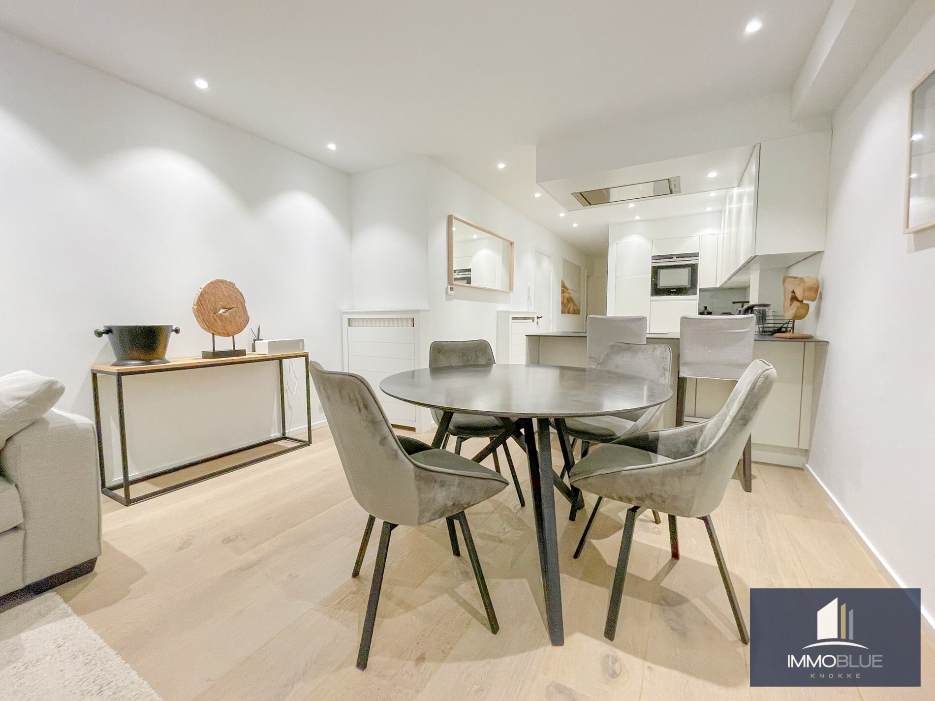 Appartement entièrement rénové, situé à deux pas de la mer. 