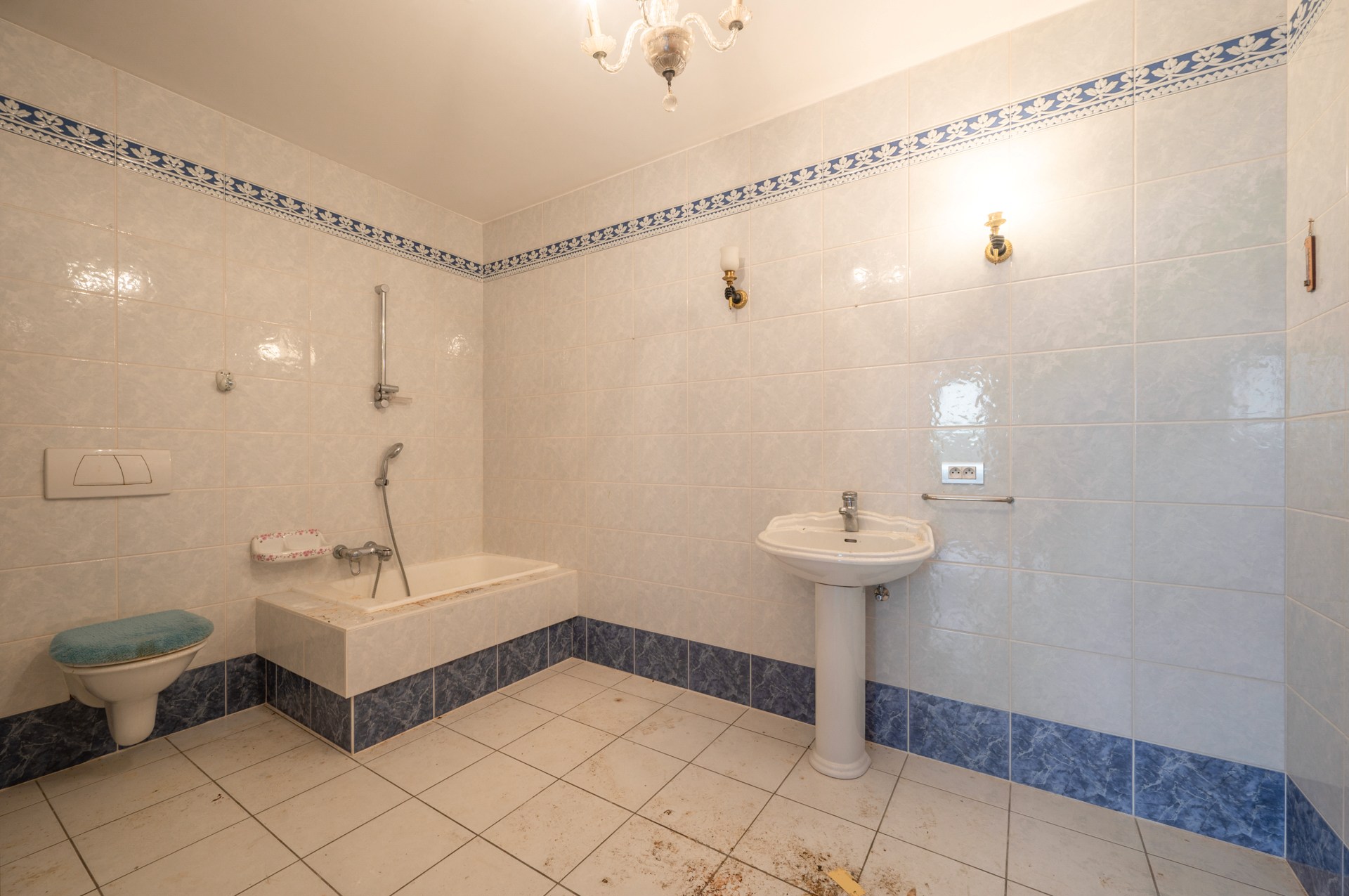 Ontdek deze karaktervolle villa, rustig gelegen in het gegeerde Duinbergen, op wandelafstand van het strand (incl. zeer ruime dubbele inpandige garage) 