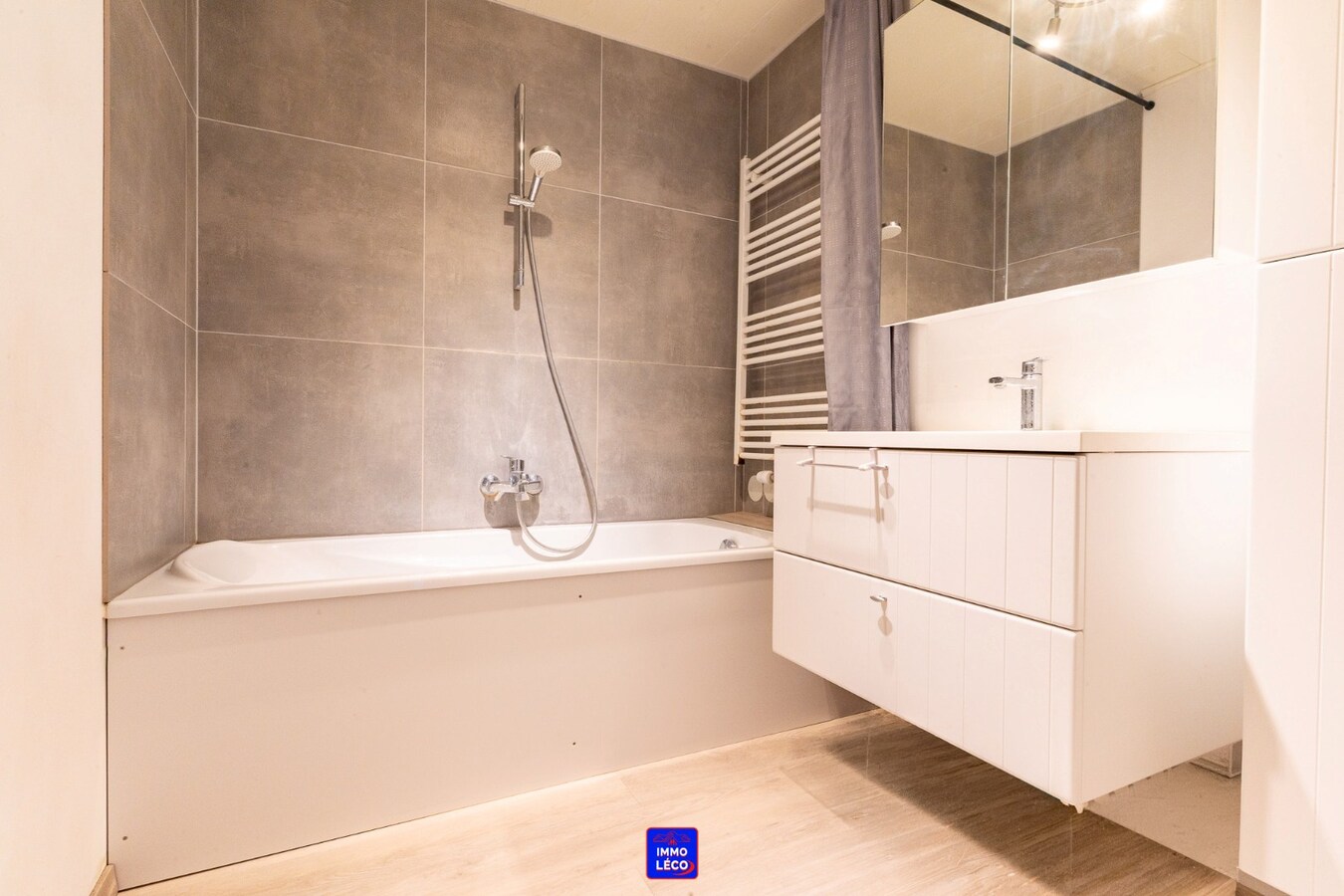 Appartement TRIPLEX trois chambres avec entrée indépendante et garage 