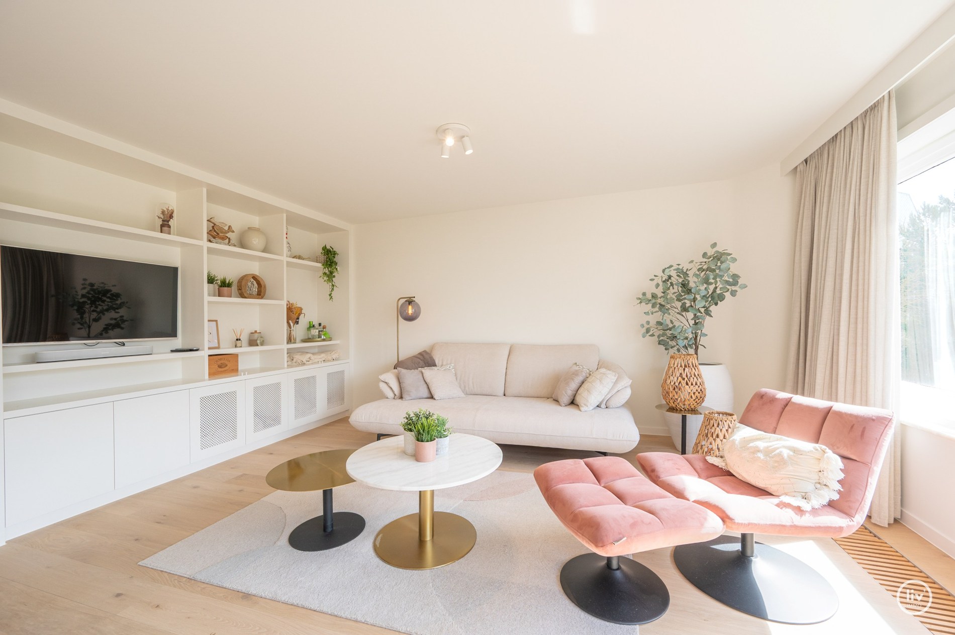 Magnifique appartement rénové de 2 chambres avec de belles vues sur le parc Yzer à Knokke. 