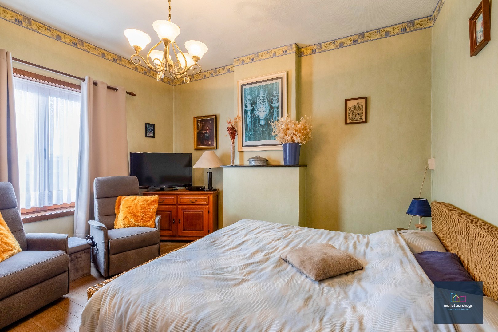 Verzorgde halfopen bebouwing met grote tuin en carport 