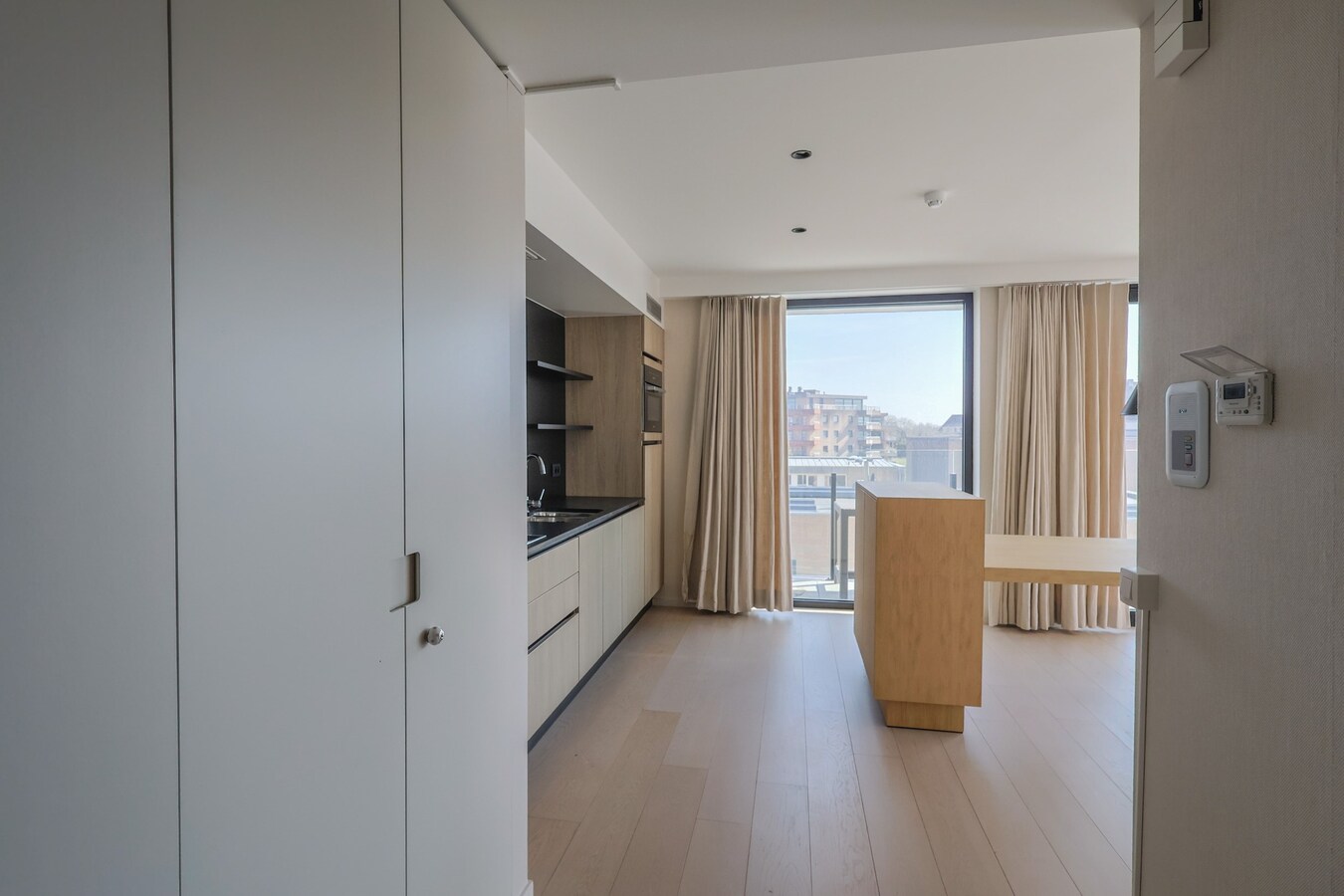 Verhuurde assistentiewoning met uitzonderlijk ruim zonneterras van 64,5m² in Oostduinkerke! 