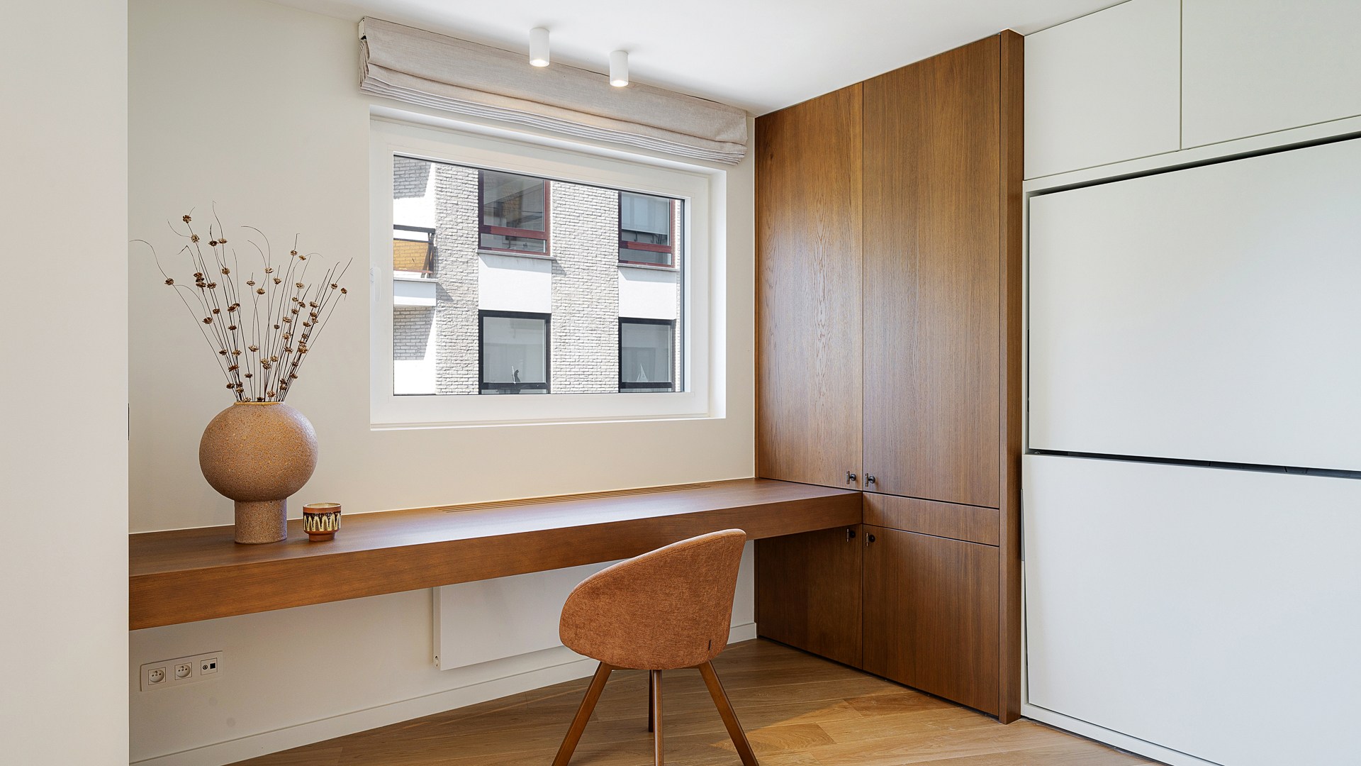 Appartement d'angle spacieux et luxueusement rénové avec des vues dégagées et une largeur de façade de plus de 16 mètres. 