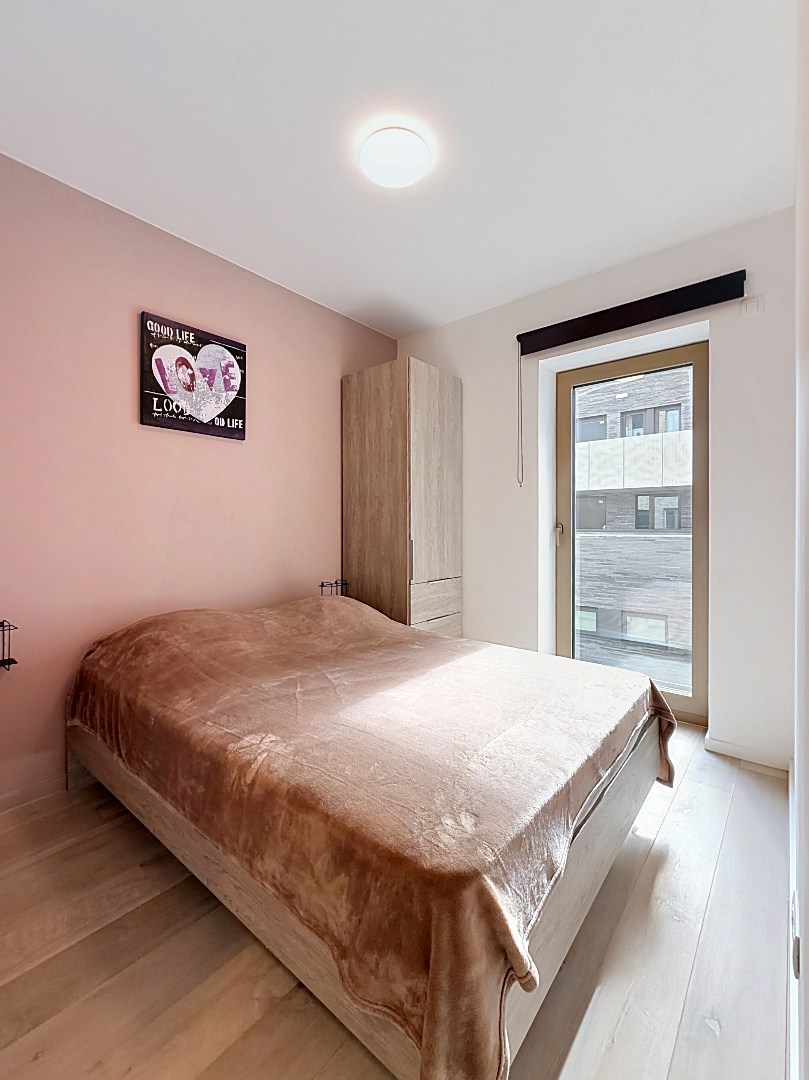 Voici la traduction en français : Appartement spacieux prêt à emménager - grande terrasse ensoleillée. 