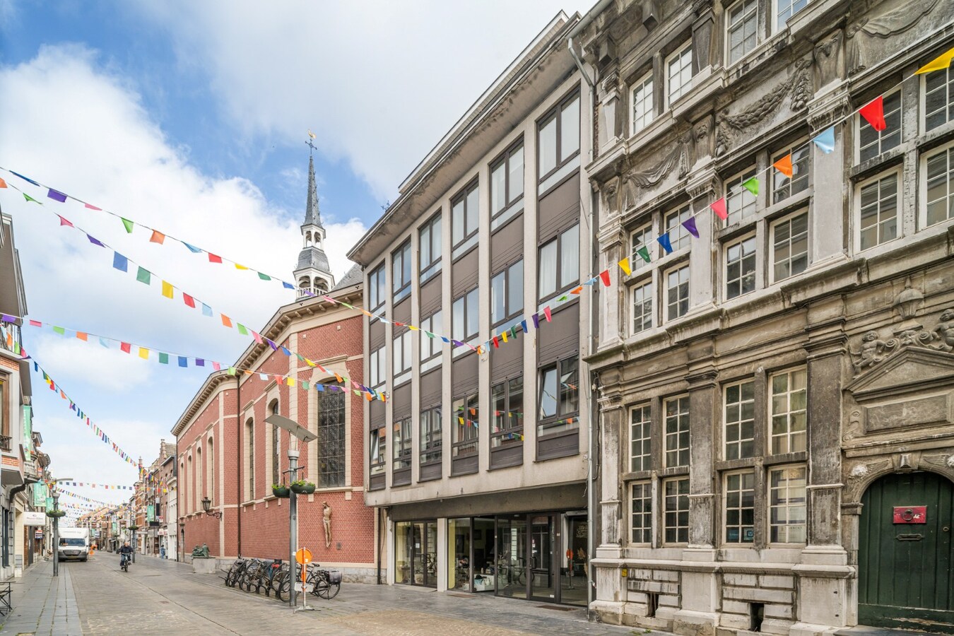 Stijlvol gerenoveerd appartement met moderne uitstraling in het centrum van Maaseik! 