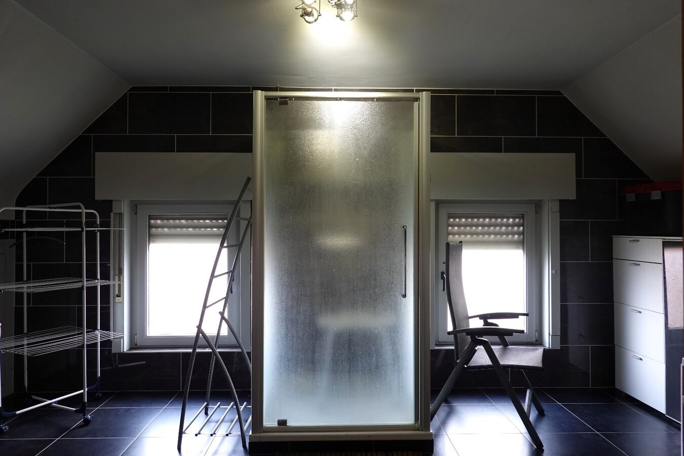 Ruime gerenoveerde alleenstaande woning met tuin, garage en 3 slaapkamers in Zerkegem 