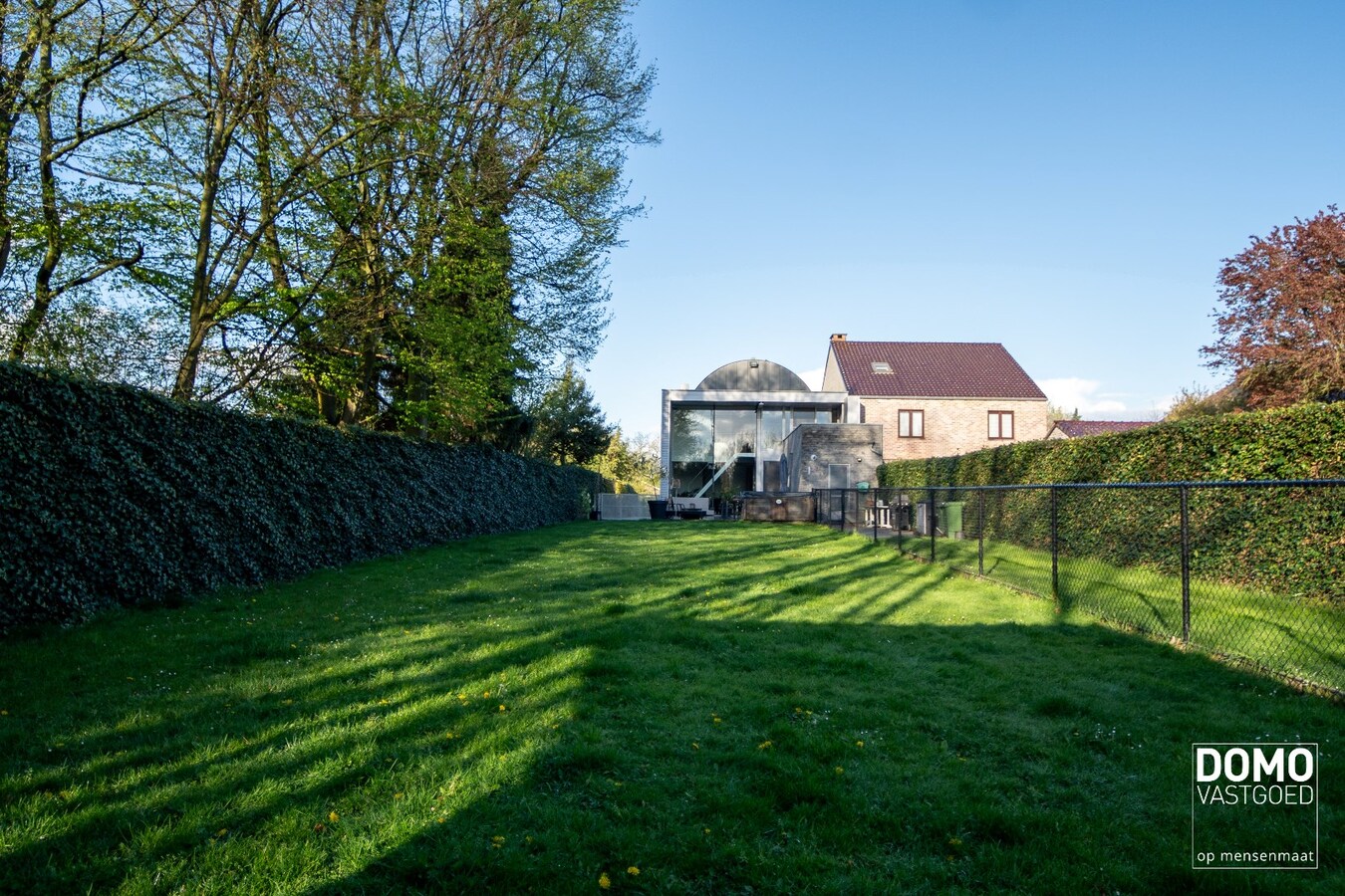 UNIEKE HALF OPEN WONING IN INDUSTRIËLE LOOK MET 3 SLAAPKAMERS, 2 BADKAMERS EN TUIN GELEGEN TE HASSELT 