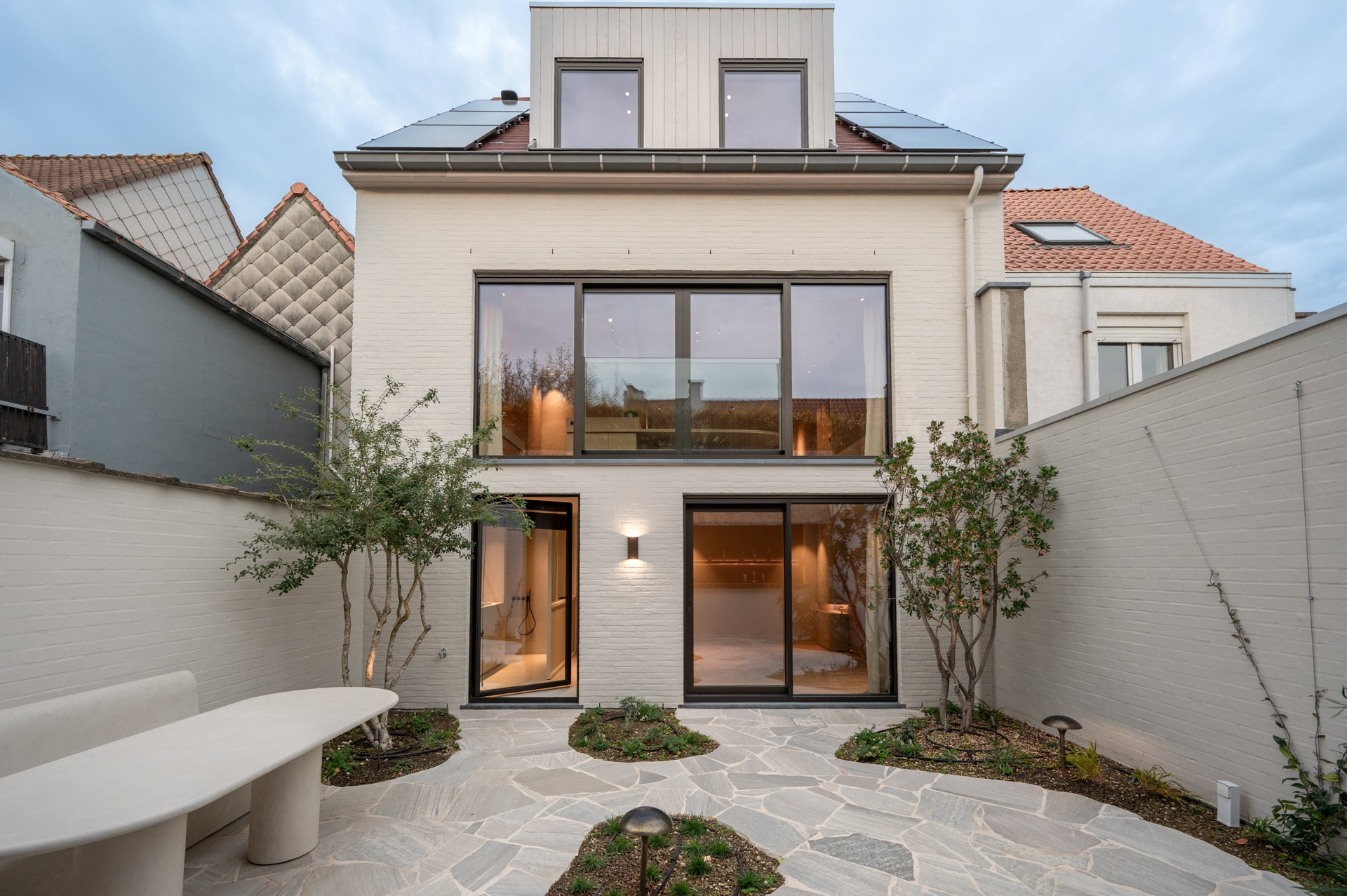Luxe, comfort kortom een prachtig gerenoveerde woning in hartje Knokke. 